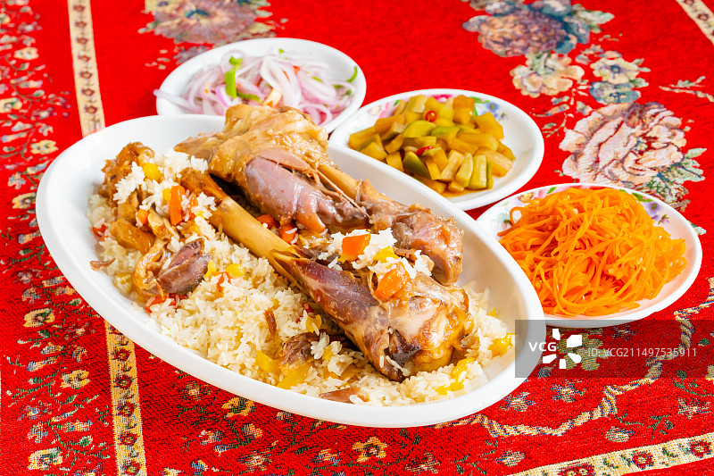 新疆美食 羊肉抓饭  旅游特色 羊腿图片素材