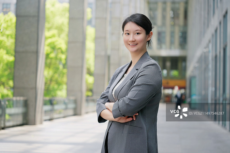 城市商业区自信职业女性图片素材