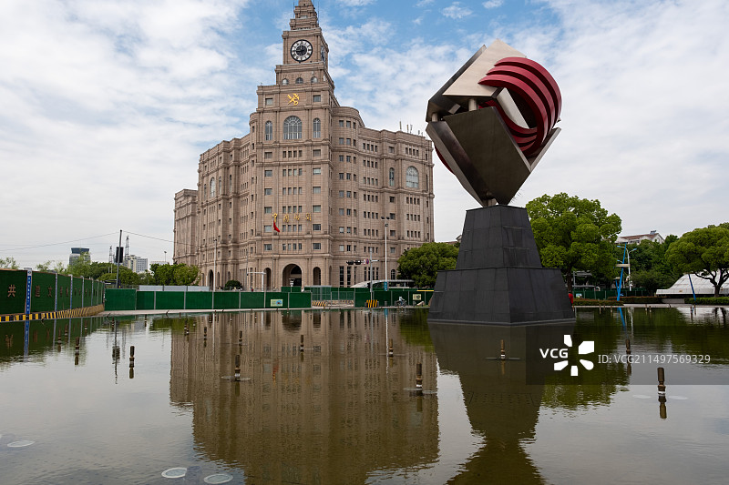苏州工业园区苏州大道西中国海关大楼及雕塑“合作”和倒影图片素材
