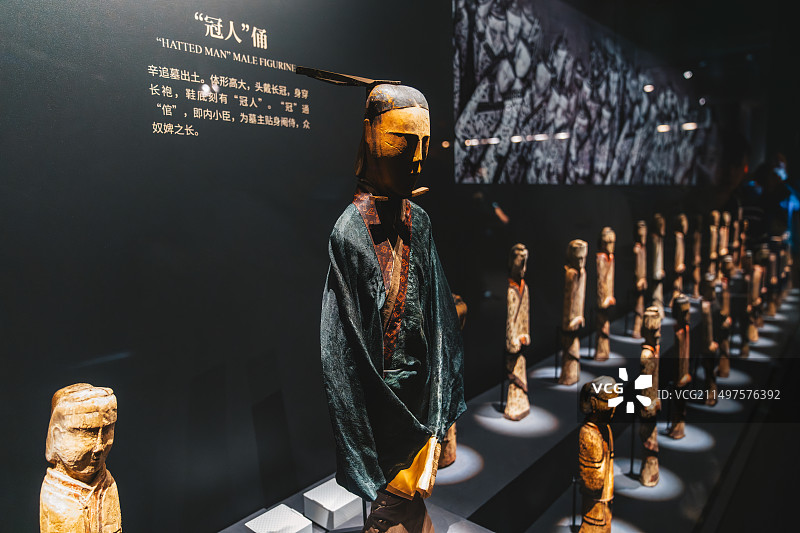 辛追墓（马王堆一号墓）出土，湖南博物院藏文物——“冠人”男俑（轪侯家众奴婢之长）西汉时期图片素材