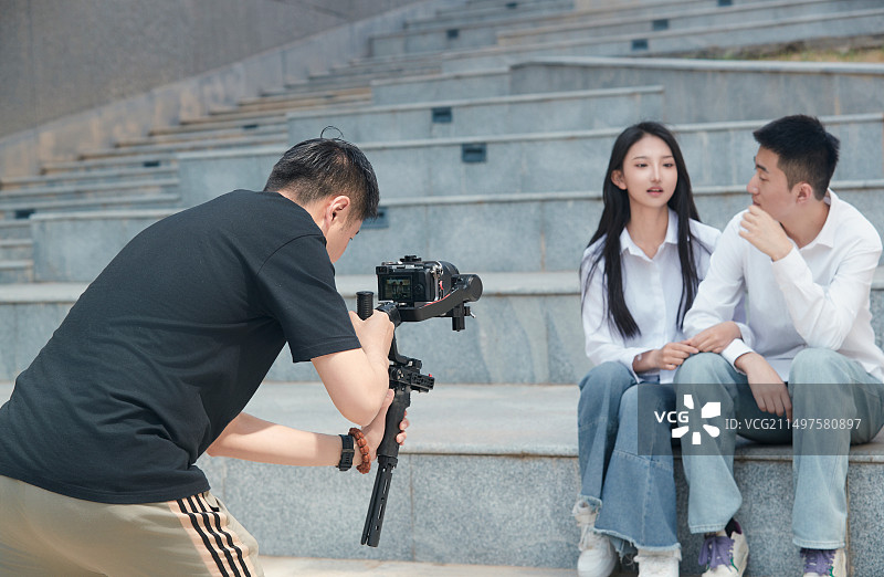 手持相机进行录制拍摄的摄像师图片素材