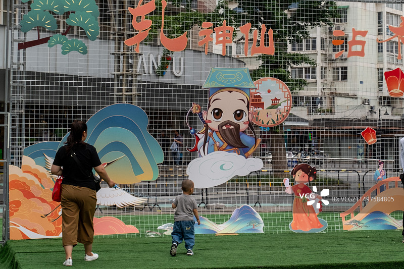 我与仙女Say Hello。奶奶带孙子参加“轧神仙”活动，小朋友看仙女就上去say hello。图片素材