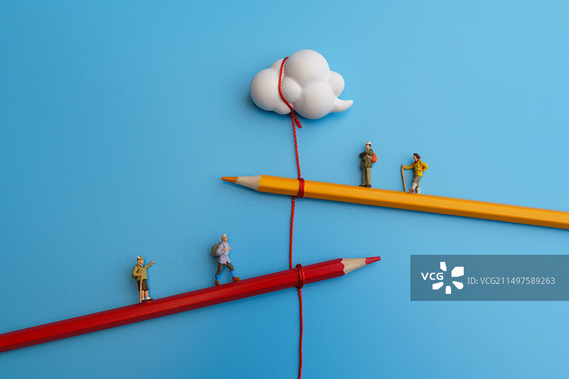 在铅笔上顺着红绳往云上行走的人群微缩创意图图片素材
