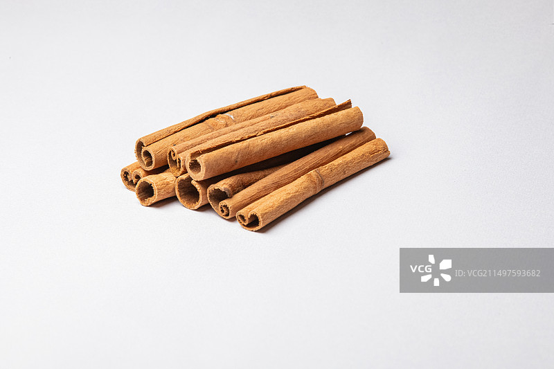 白色背景的肉桂特写镜头图片素材