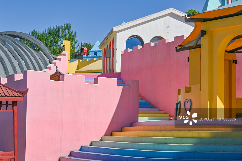 粉色的房子建筑，蓝田县白鹿原影视城图片素材