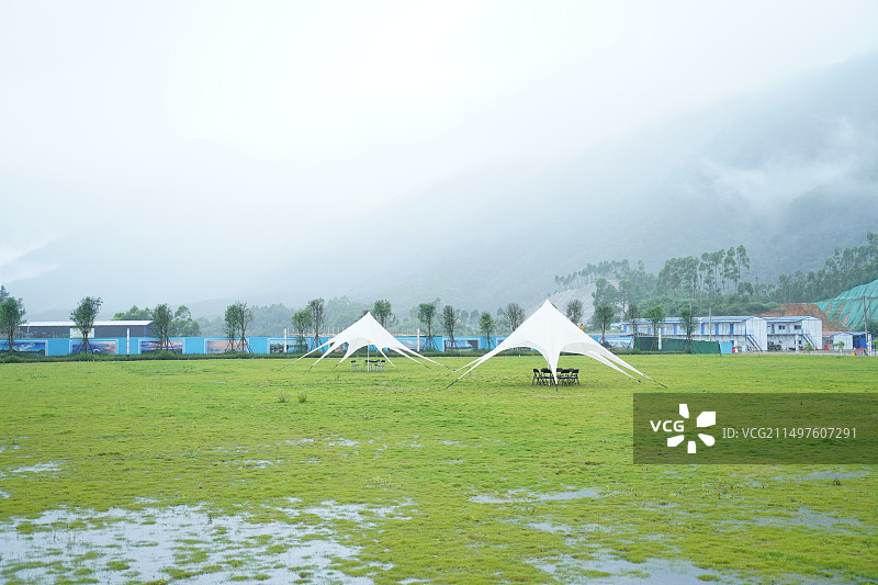 草坪露营图片素材