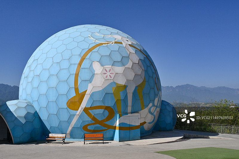 游乐园的蓝色地球图片素材