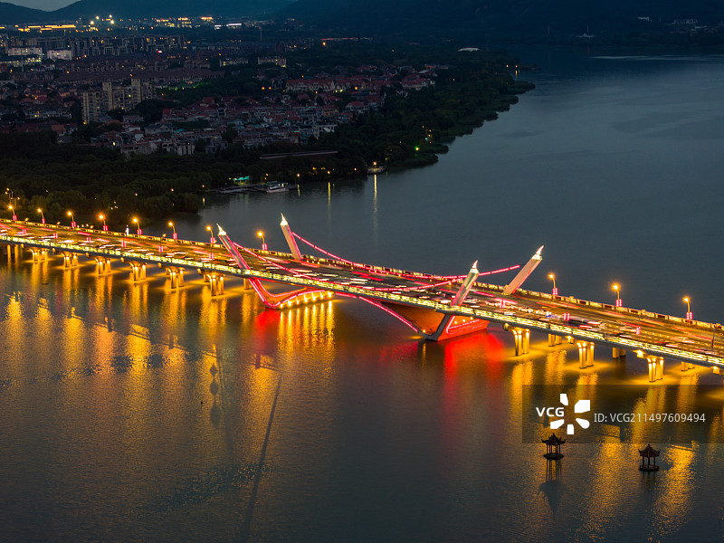 中国江苏无锡蠡湖大桥夜景航拍图片素材