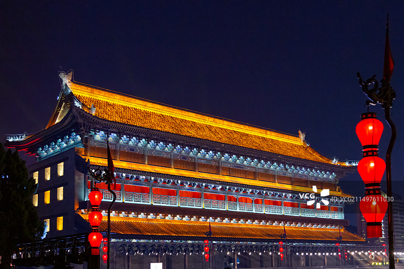 陕西西安明城墙夜景，夜晚灯光下的古建筑，大唐不夜城图片素材