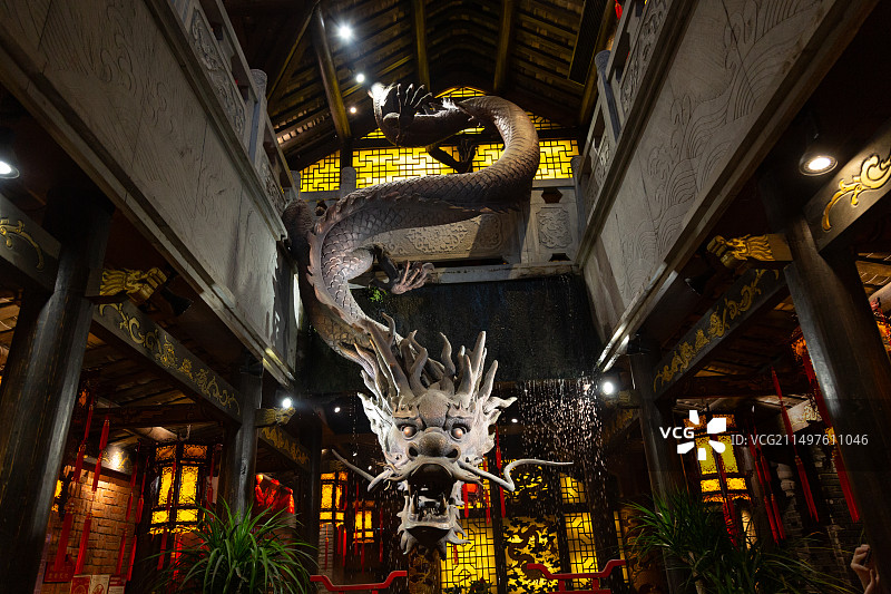 传统建筑内部的龙雕塑，中国龙，木雕龙，龙图片素材