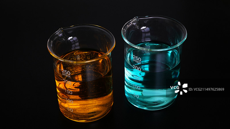 科学研究实验室用玻璃仪器各类量杯特写图片素材