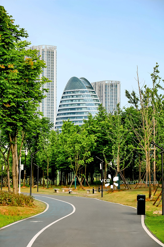 武汉经济开发区军山新城新地标春笋大楼与设法山三国历史文化公园同框图片素材