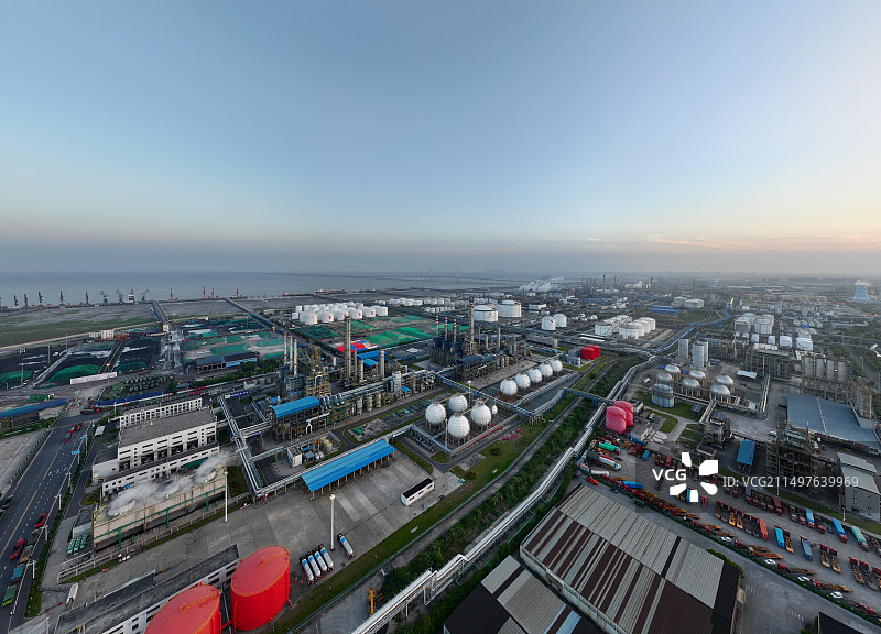浙江嘉兴化工石化工业园区乍浦国际港杭州湾跨海大桥日落航拍全景图片素材