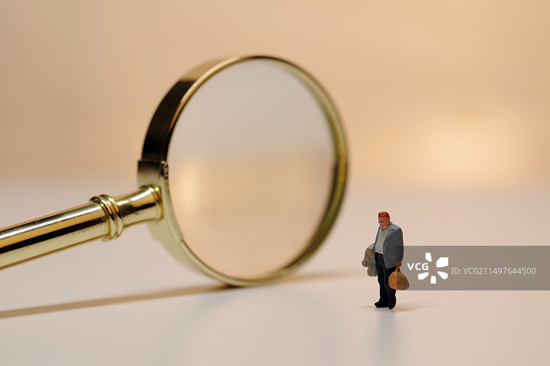 白色背景下商务人士和放大镜的特写镜头图片素材