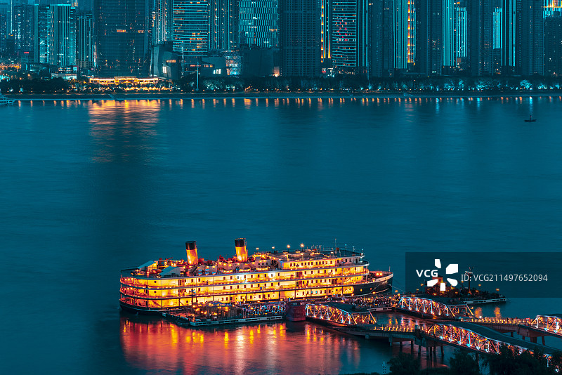 武汉长江知音号游轮码头停泊夜景灯光图片素材