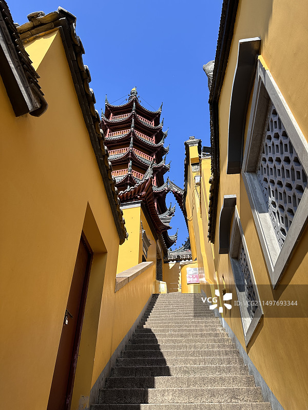 镇江金山寺内夹道图片素材