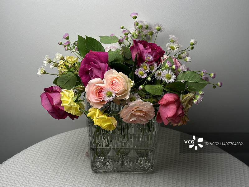 装在花瓶里的玫瑰花图片素材