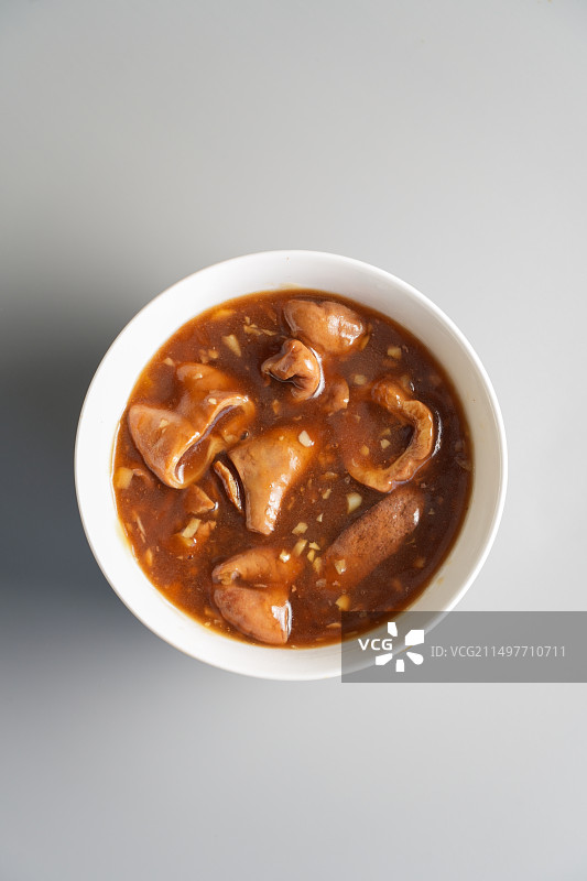 一碗老北京炒肝放在灰色桌面上图片素材