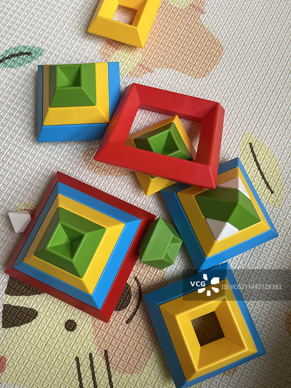 桌上彩色玩具的高角度视图图片素材