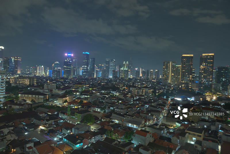 印度尼西亚雅加达贫民窟与远方的摩天大楼图片素材