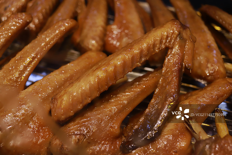 广东省潮州市特色卤料卤味鸭翅鹅翅特写图片素材