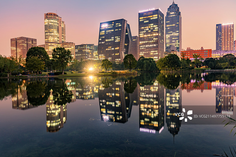 宁波南部商务区现代建筑夜景图片素材