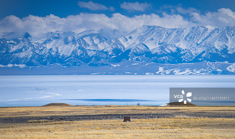 春天的尾巴里雪山下的赛里木湖图片素材