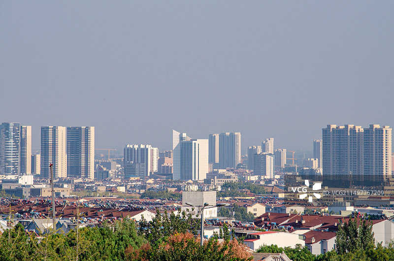 中国城市市风光拍摄主题，山东省泰安市泰山区，天空和城市居住区，户外白昼无人图像摄影图片素材