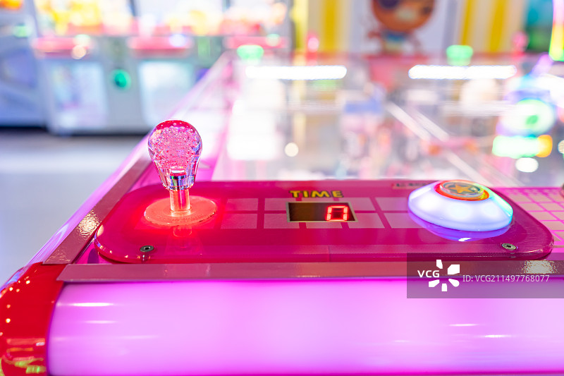 中国游戏机拍摄主题，成一排的夹娃娃机机器设备用品和里面各种各样的布娃娃公仔，室内无人图像摄影图片素材