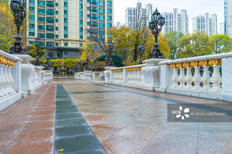 中国私家花园拍摄主题，露台花园里平坦的大理石砖地板和欧式复古风格步行道路，户外白昼无人图像摄影图片素材