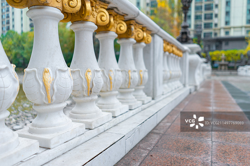 中国私家花园拍摄主题，露台花园里平坦的大理石砖地板和欧式复古风格的栏杆柱子，户外白昼无人图像摄影图片素材