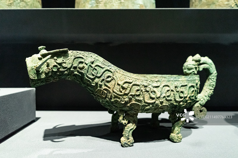 中国古代文明文化遗产拍摄主题，山东济南市博物馆，齐大官南宫铜鼎鲁伯厚父盘兽纹匜铜卣鸟青铜蛊，室内无人图片素材