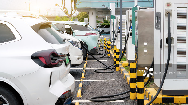 电动汽车在现代电动汽车站充电图片素材
