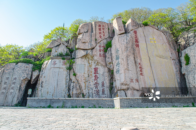 中国非都市风光拍摄主题，山东泰安著名景点泰山风景区，玉皇顶大观峰弥高岩唐摩崖雕刻，户外白昼无人图像图片素材