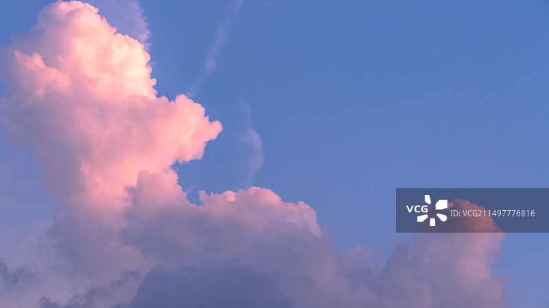 夏季粉色棉花云蓝色天空背景治愈系风景图片素材