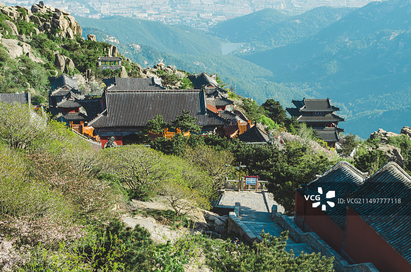中国非都市风光拍摄主题，山东省泰安市国内著名景点泰山风景区，高视角俯拍碧霞祠寺庙宫殿脊图片素材