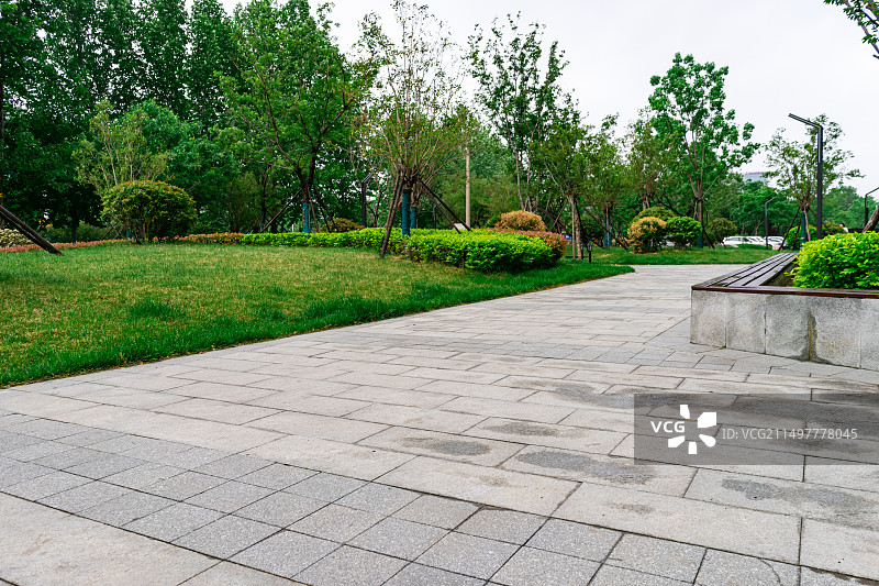 中国城市露台花园拍摄主题，重复的砖地地面，绿色的草坪户外白昼无人图像摄影图片素材