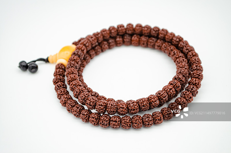 中国文玩拍摄主题，黄色褐色尼泊尔印度尼西亚大金刚小金刚文玩脖挂手持手串，室内无人影棚拍摄图像摄影图片素材