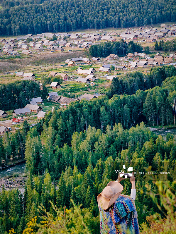 新疆阿勒泰禾木草原清晨蓝天白云图片素材