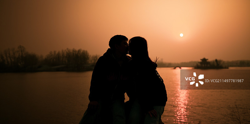 日落下的情侣图片素材