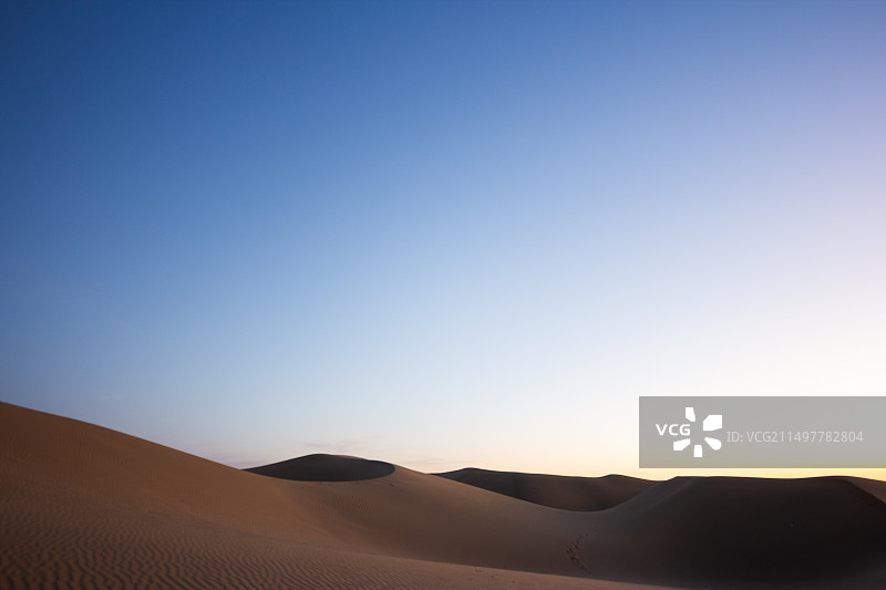 沙漠中罗布人村寨的清晨图片素材