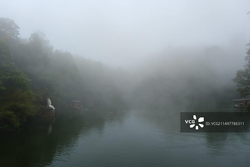 中国四川宜宾蜀南竹海景区，仙遇洞仙女湖风光，竹林，竹海，湖，桥，船，雕像图片素材