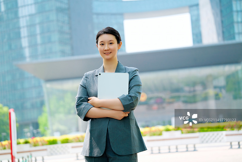 自信的女商人与平板电脑在企业广场图片素材