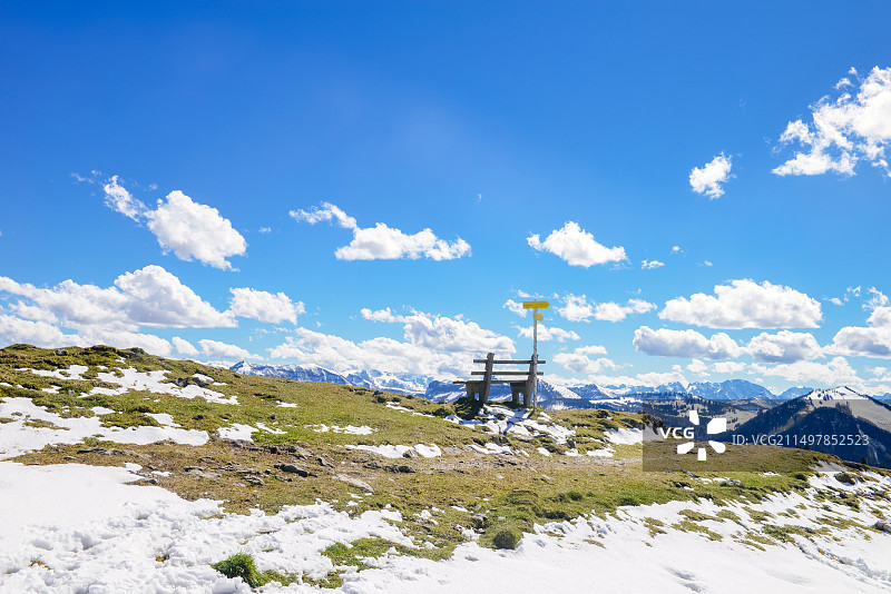 奥地利湖区夏夫山白雪皑皑的群山映衬着多云的天空图片素材