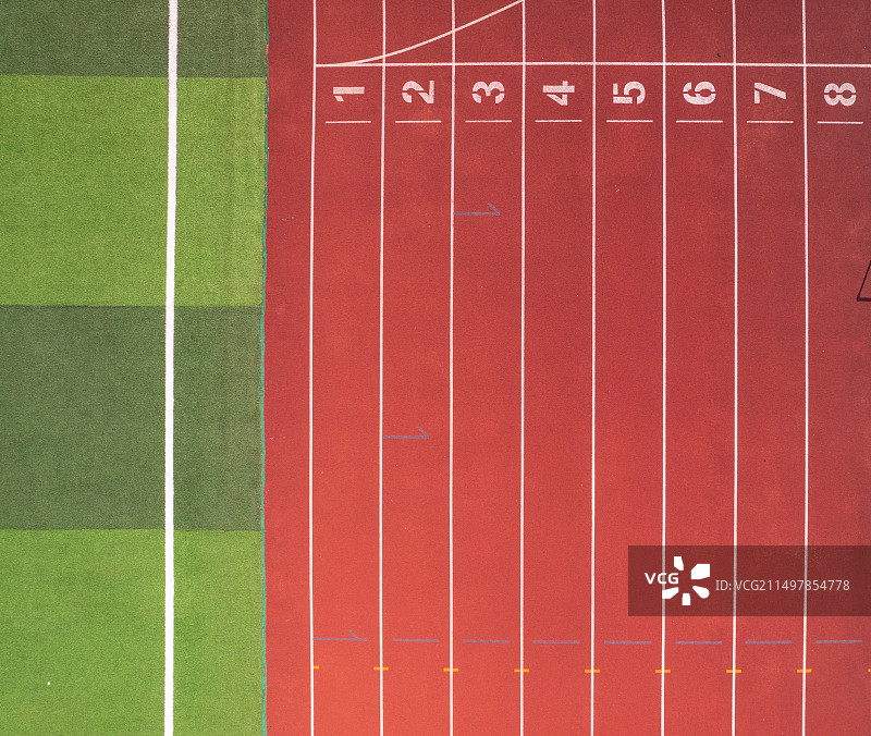 航拍夕阳下足球场及跑道图片素材