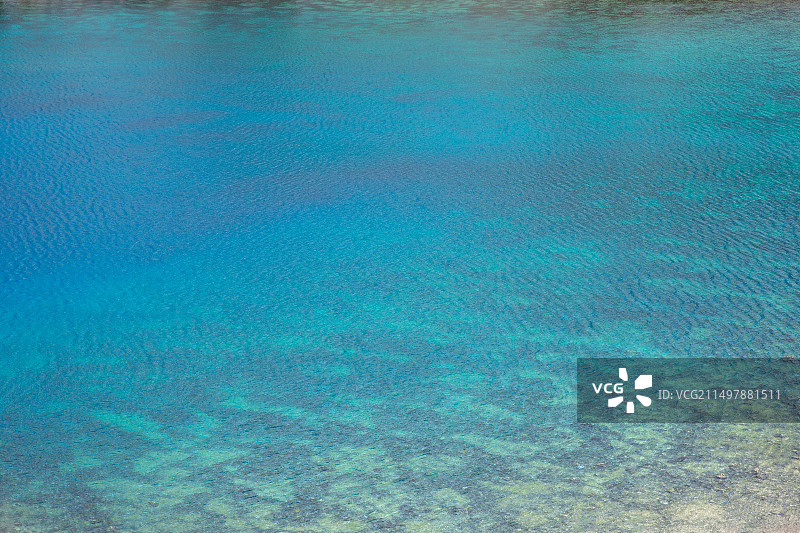 蓝色海水的高角度视图，五色海图片素材