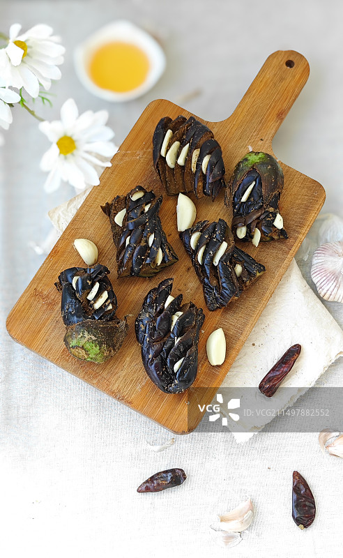 餐桌上五香茄子的高角度视图图片素材