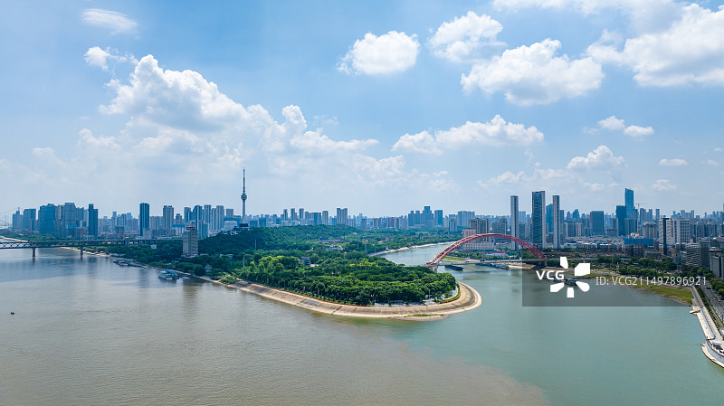 武汉三镇两江相会汉江长江南岸嘴城市风光图片素材