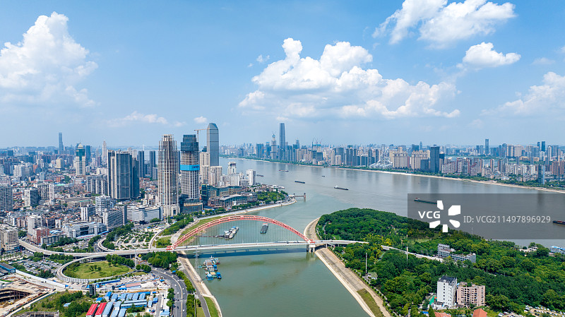 武汉三镇两江相会汉江长江南岸嘴城市风光图片素材