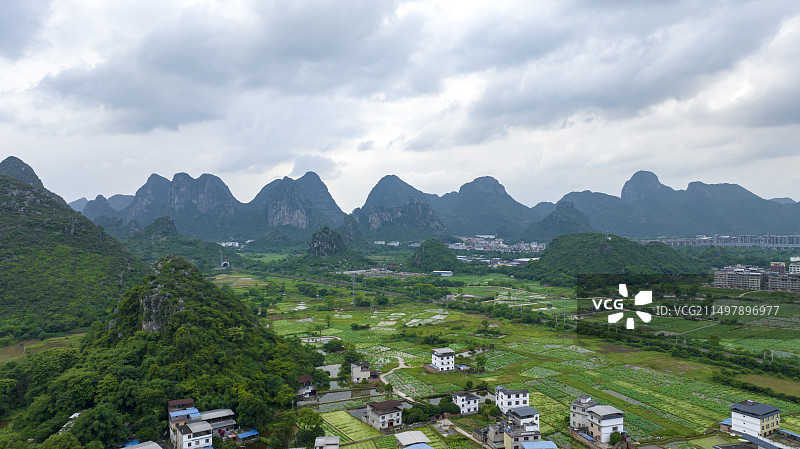 广西桂林高铁线路穿过村庄田园风光图片素材